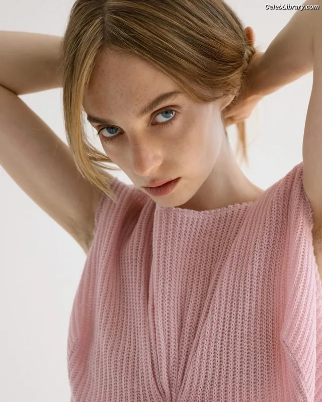 Maya Hawke photo 21 of 851