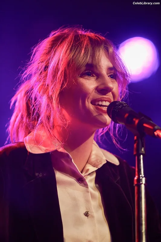 Maya Hawke photo 7 of 851