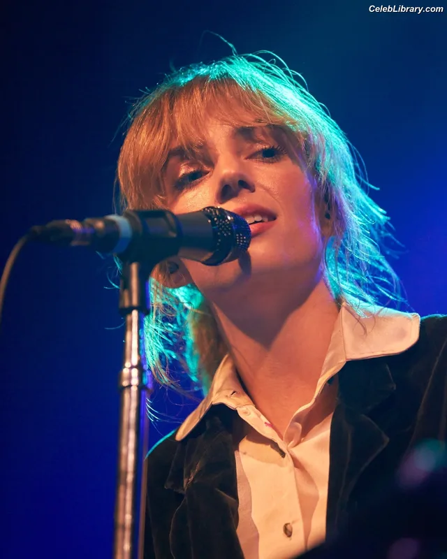 Maya Hawke photo 9 of 851