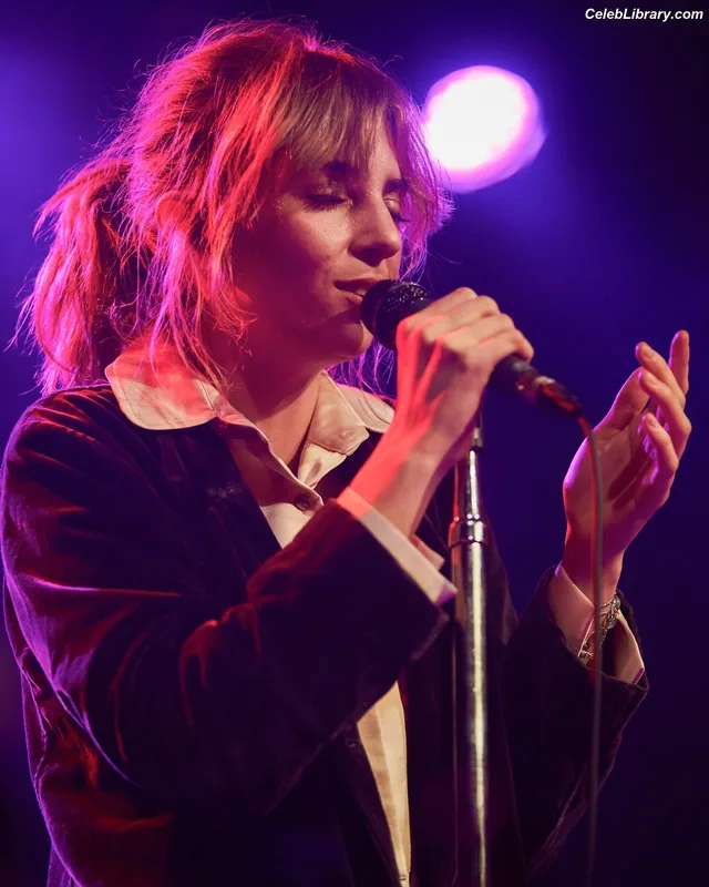 Maya Hawke photo 10 of 851