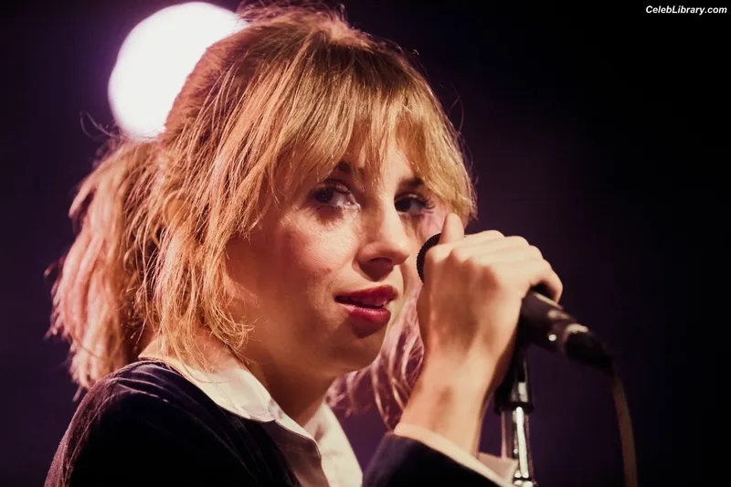Maya Hawke photo 13 of 851