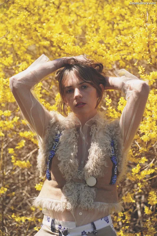 Maya Hawke photo 11 of 851