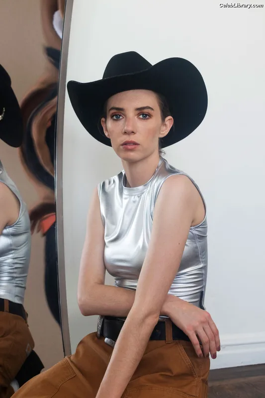 Maya Hawke photo 2 of 851