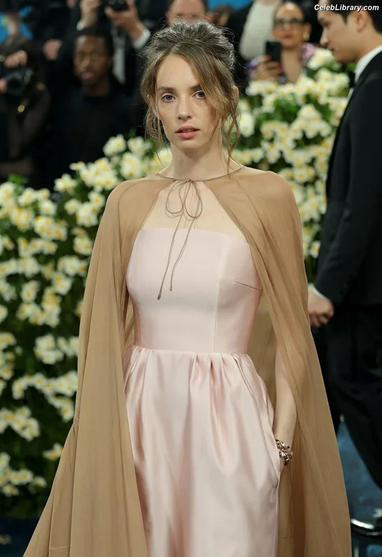 Maya Hawke photo 8 of 851