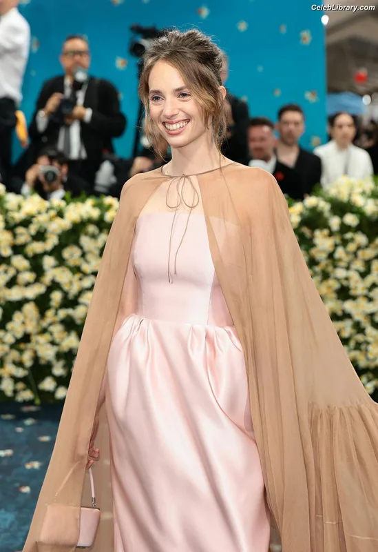 Maya Hawke photo 9 of 851