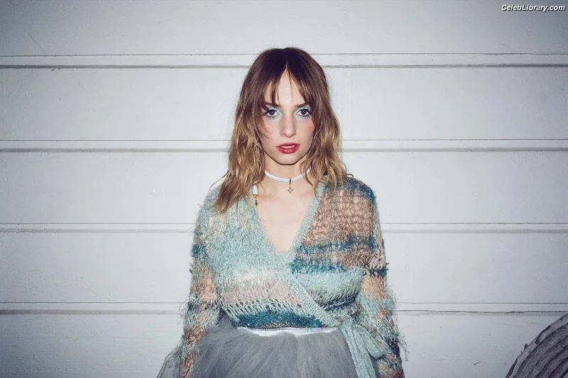 Maya Hawke photo 13 of 851