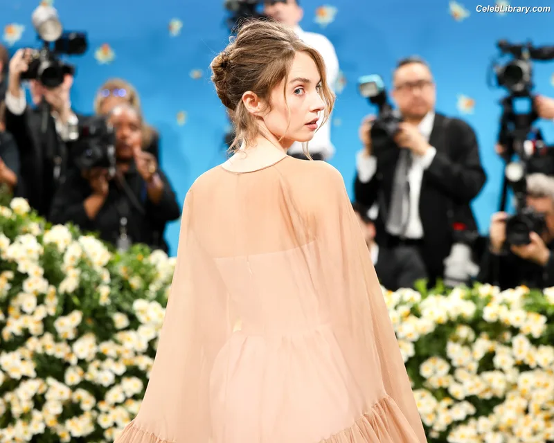Maya Hawke photo 12 of 851