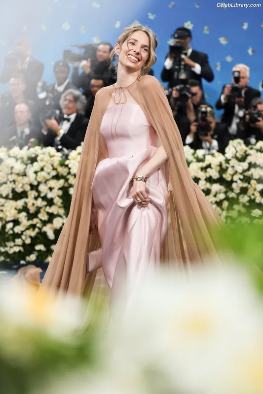 Maya Hawke photo 13 of 851