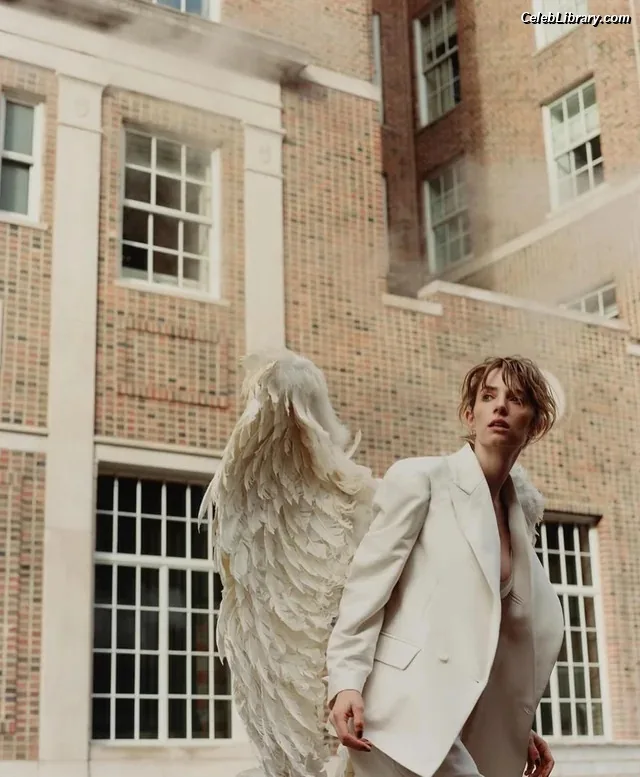Maya Hawke photo 12 of 851