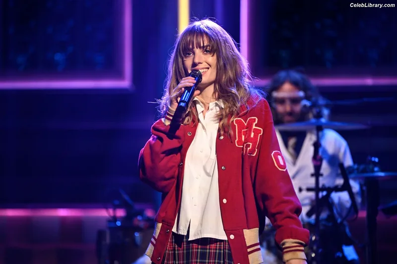 Maya Hawke photo 14 of 851