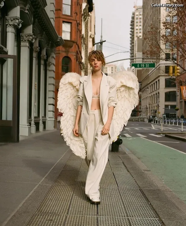 Maya Hawke photo 19 of 851