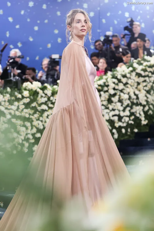 Maya Hawke photo 15 of 851