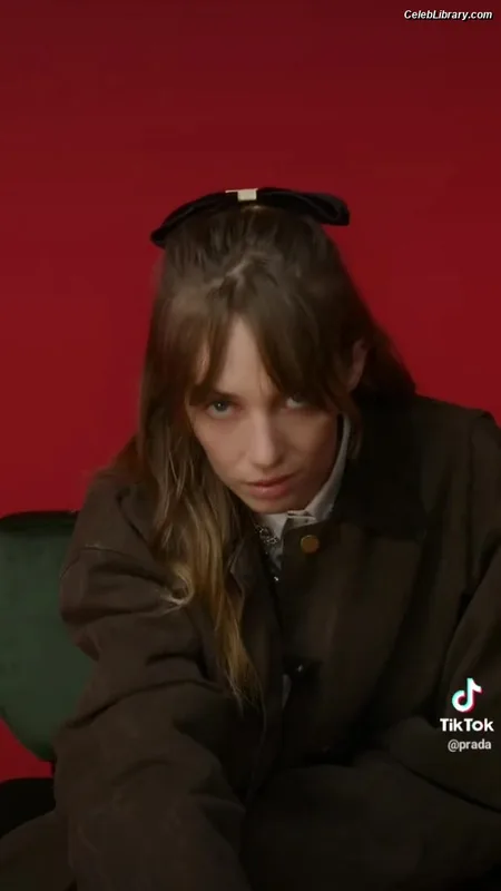 Maya Hawke photo 11 of 851