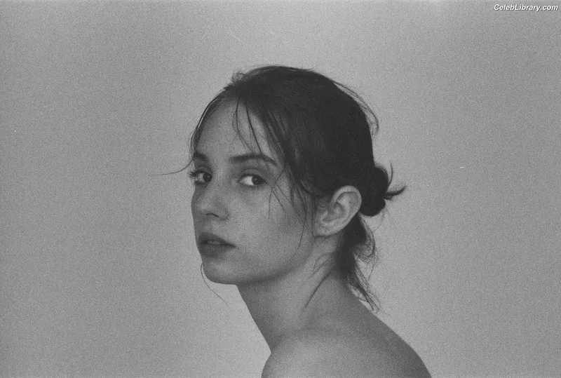 Maya Hawke photo 3 of 851