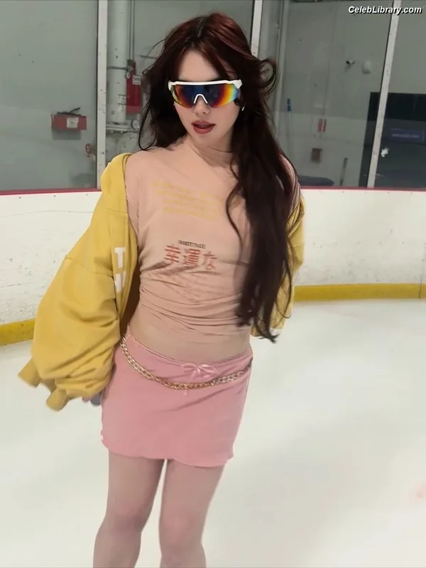 McKayla Maroney photo 2 of 401