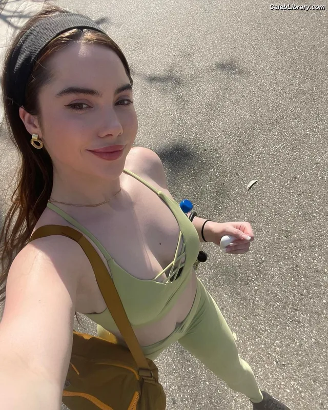 McKayla Maroney photo 20 of 401