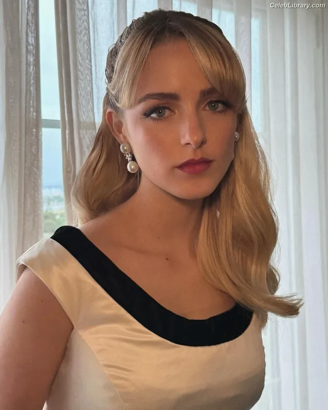 Mckenna Grace photo 11 of 1528