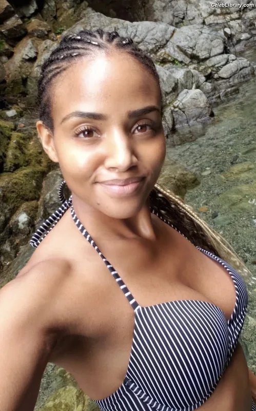 Meagan Tandy photo 8 of 42