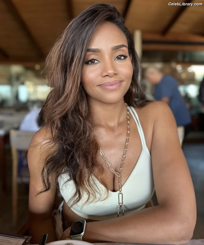 Meagan Tandy photo 20 of 42