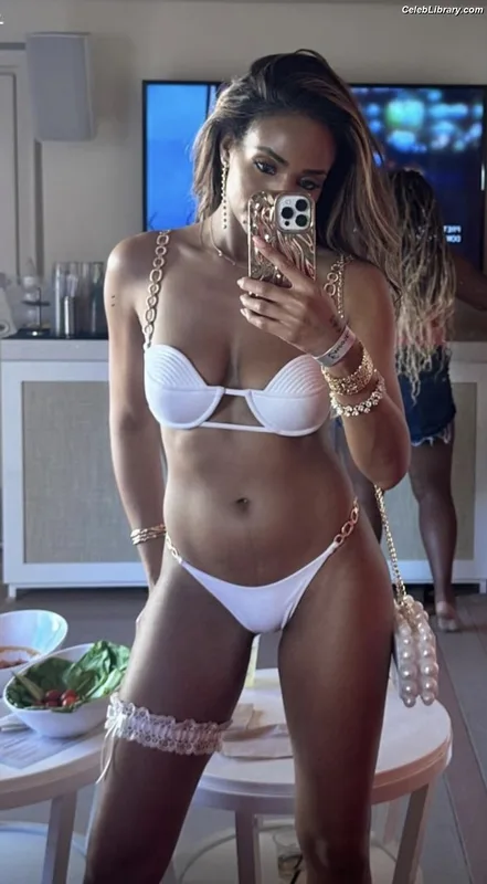 Meagan Tandy photo 6 of 42