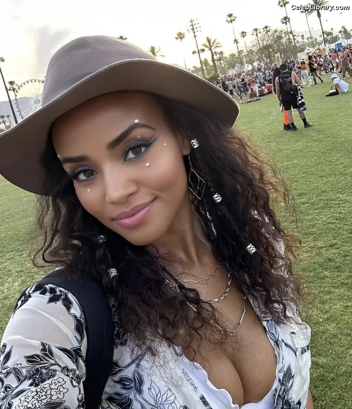 Meagan Tandy photo 7 of 42