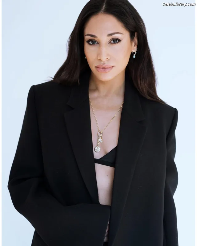Meaghan Rath photo 2 of 33