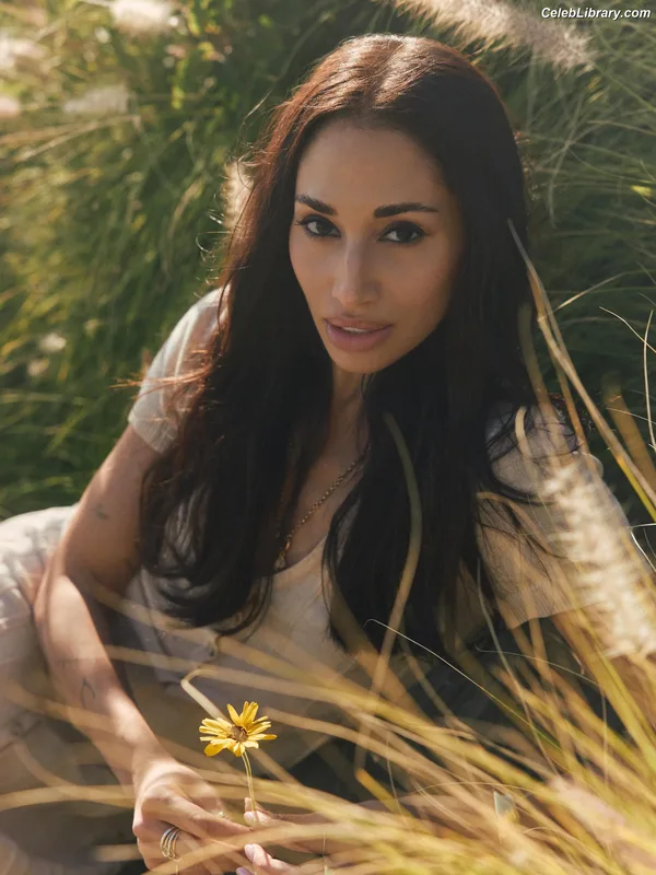 Meaghan Rath photo 7 of 33