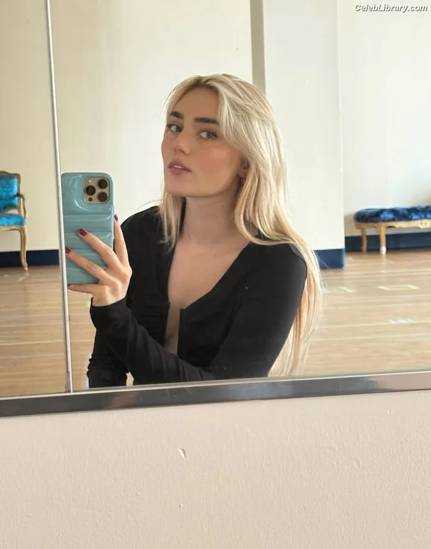 Meg Donnelly photo 3 of 162