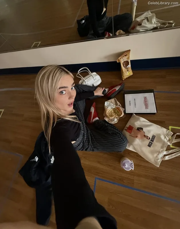 Meg Donnelly photo 4 of 162