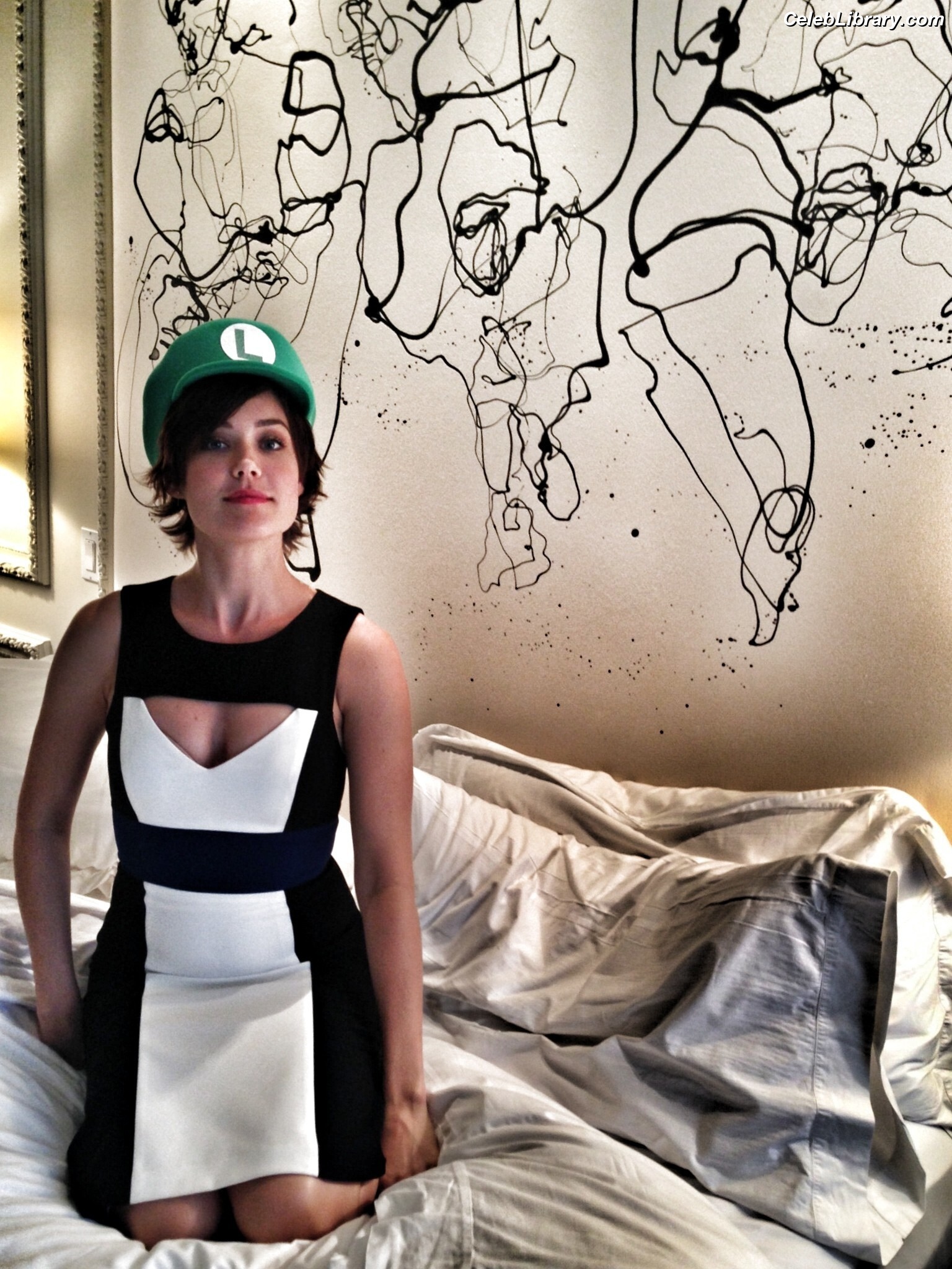Megan Boone photo 14 of 63