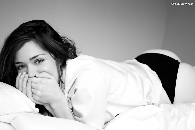 Megan Boone photo 21 of 63