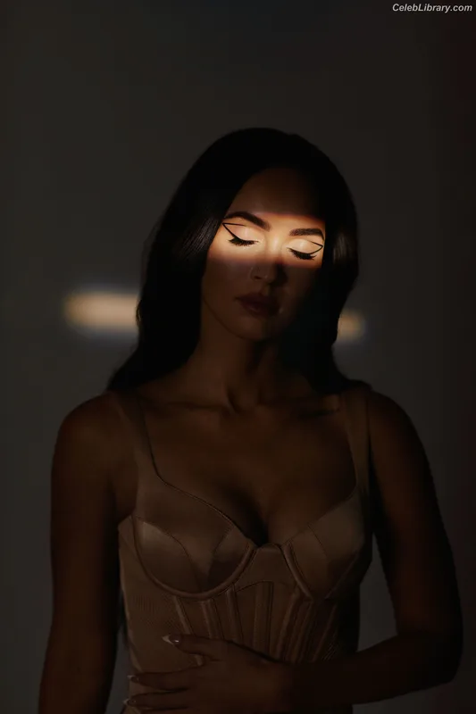 Megan Fox photo 8 of 1038
