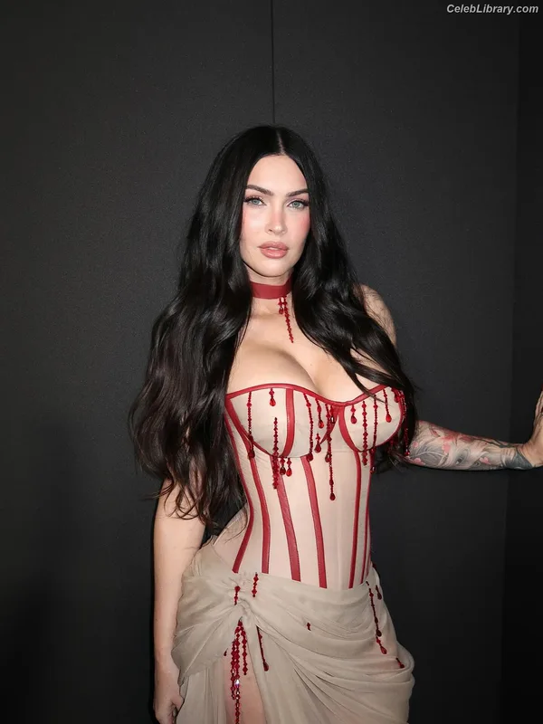 Megan Fox photo 17 of 1038