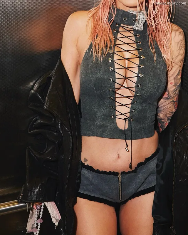 Megan Fox photo 1 of 1038