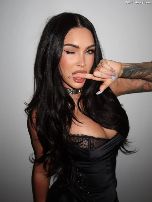 Megan Fox photo 9 of 1038