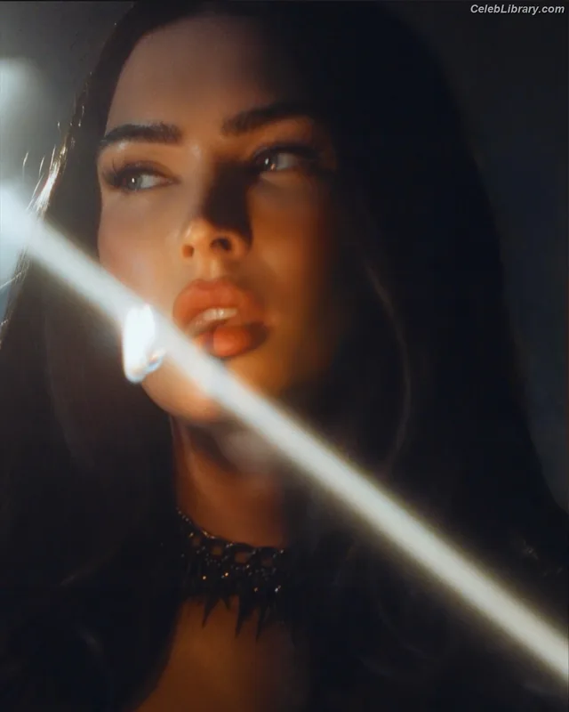 Megan Fox photo 21 of 1038