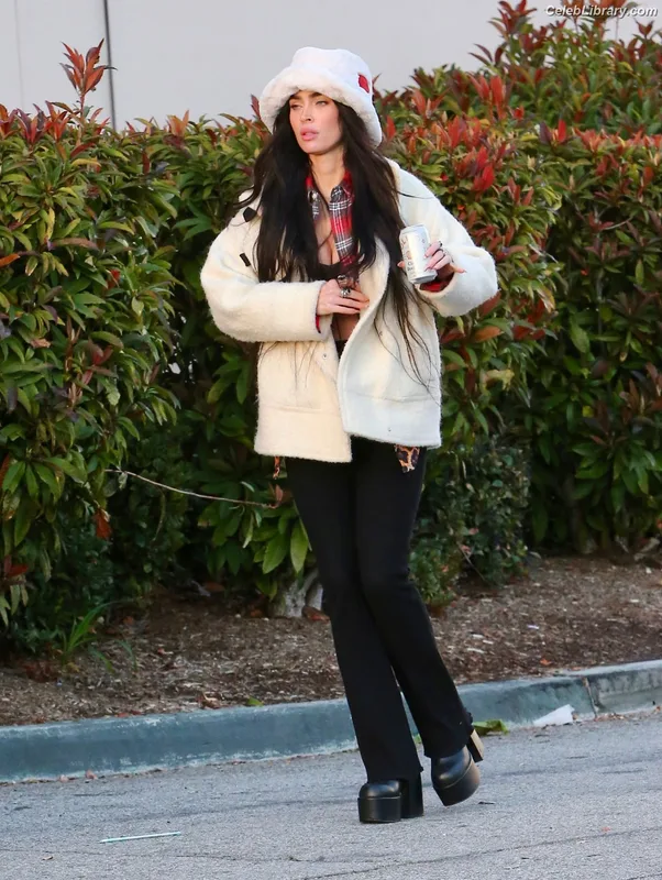 Megan Fox photo 6 of 1038