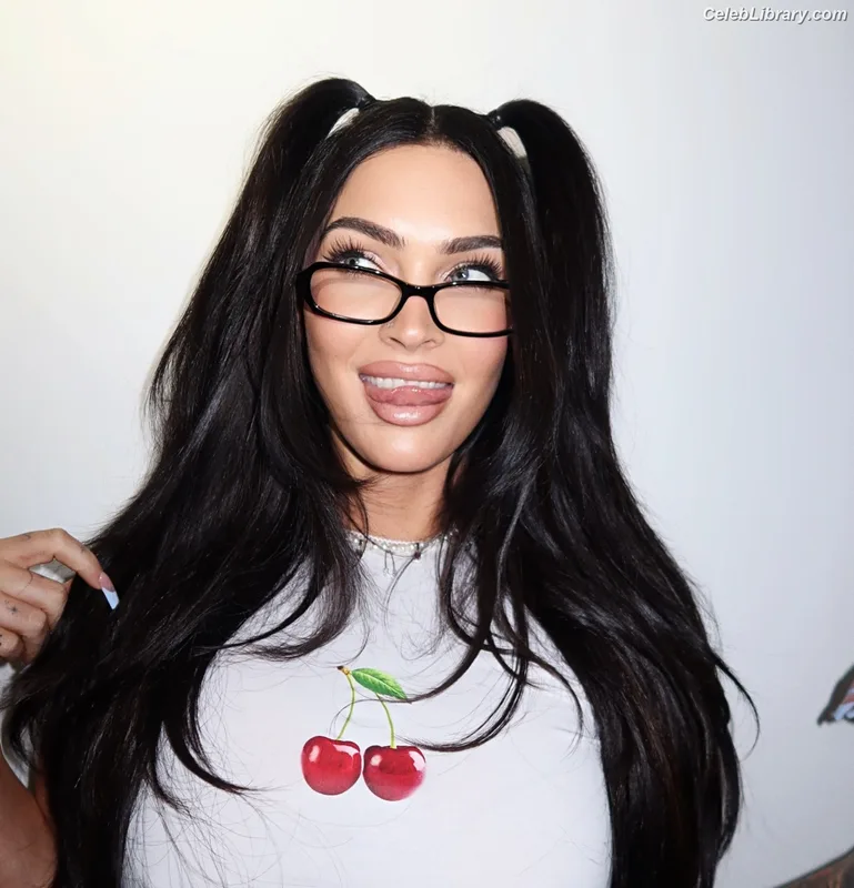 Megan Fox photo 6 of 1038