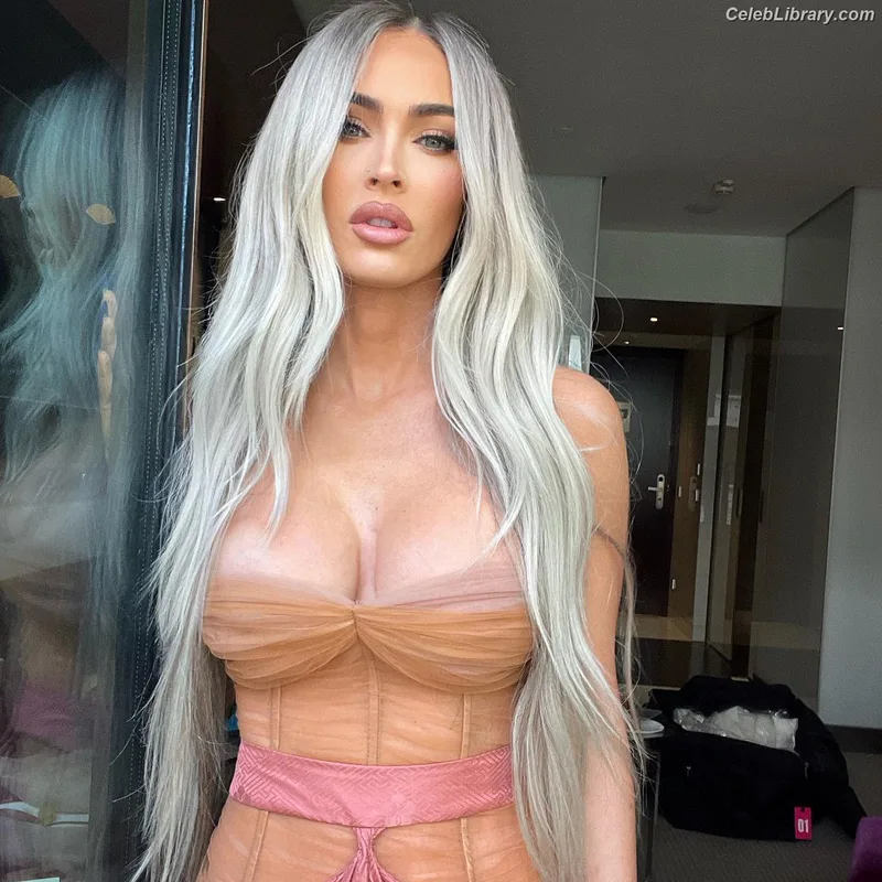 Megan Fox photo 10 of 1038