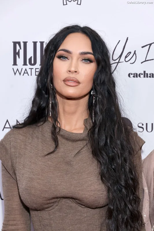 Megan Fox photo 17 of 1038