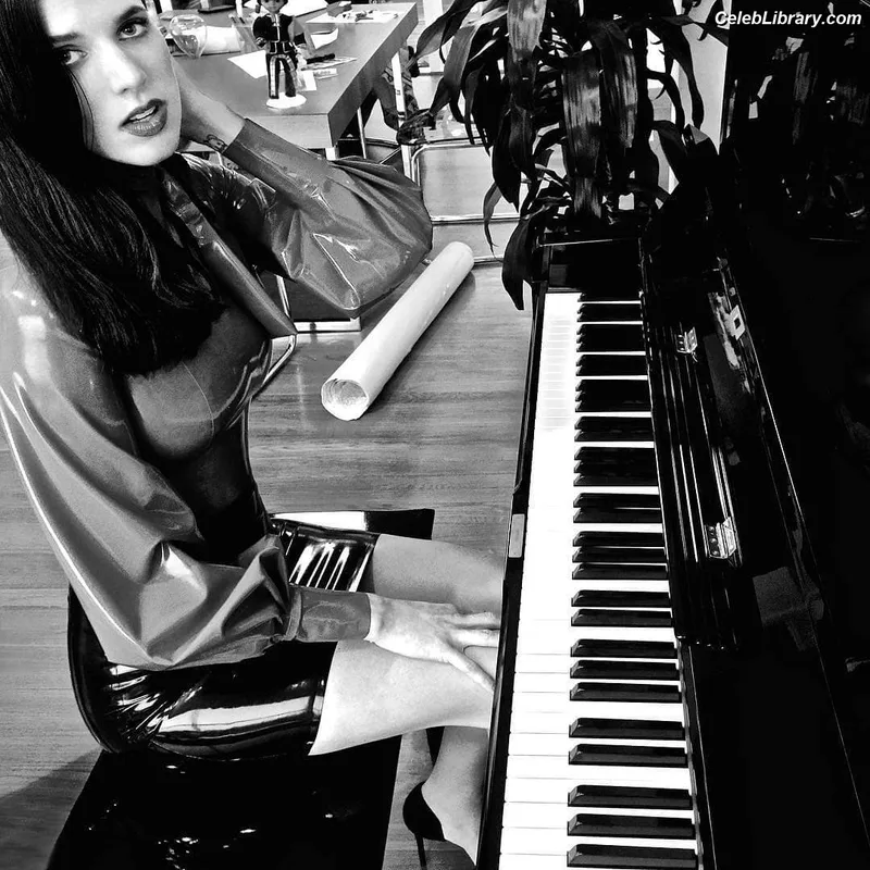 Megan Louise photo 22 of 73