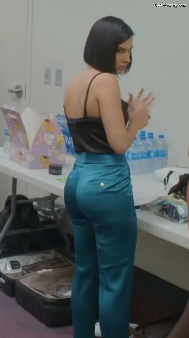 Megan Olivi photo 5 of 48