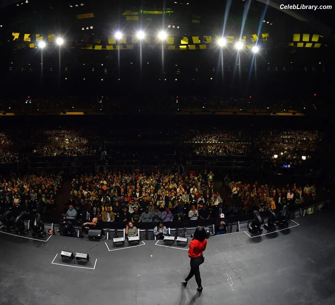 Megan Olivi photo 23 of 48