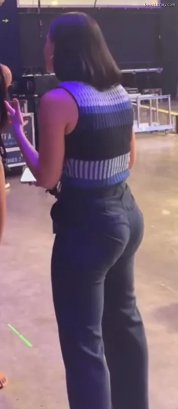 Megan Olivi photo 8 of 49