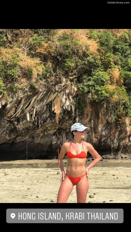 Megan Olivi photo 9 of 49