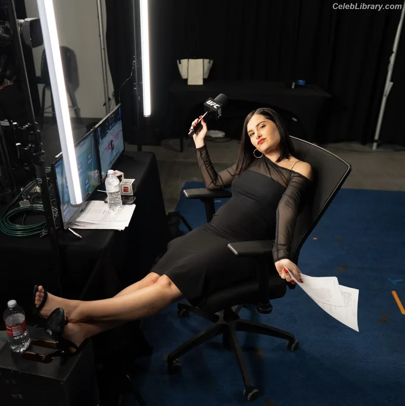 Megan Olivi photo 11 of 49