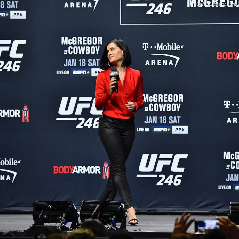 Megan Olivi photo 18 of 49