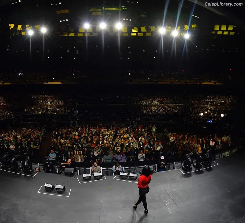 Megan Olivi photo 23 of 49