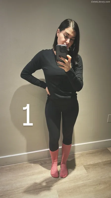 Megan Olivi photo 13 of 49