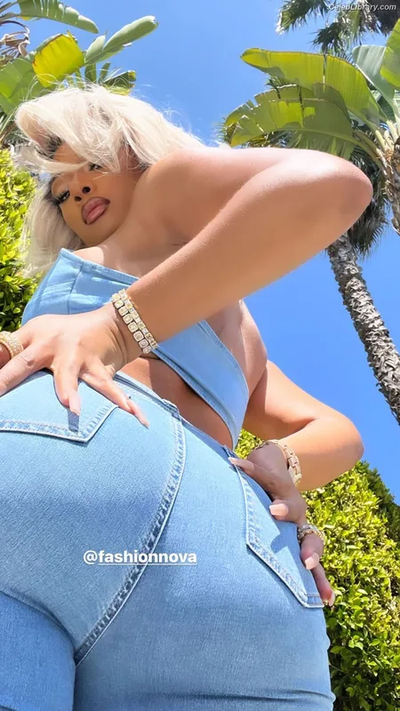 Megan Thee Stallion photo 1 of 1985